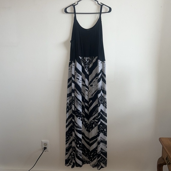 Black and white designed summer dress - Picture 2 of 2